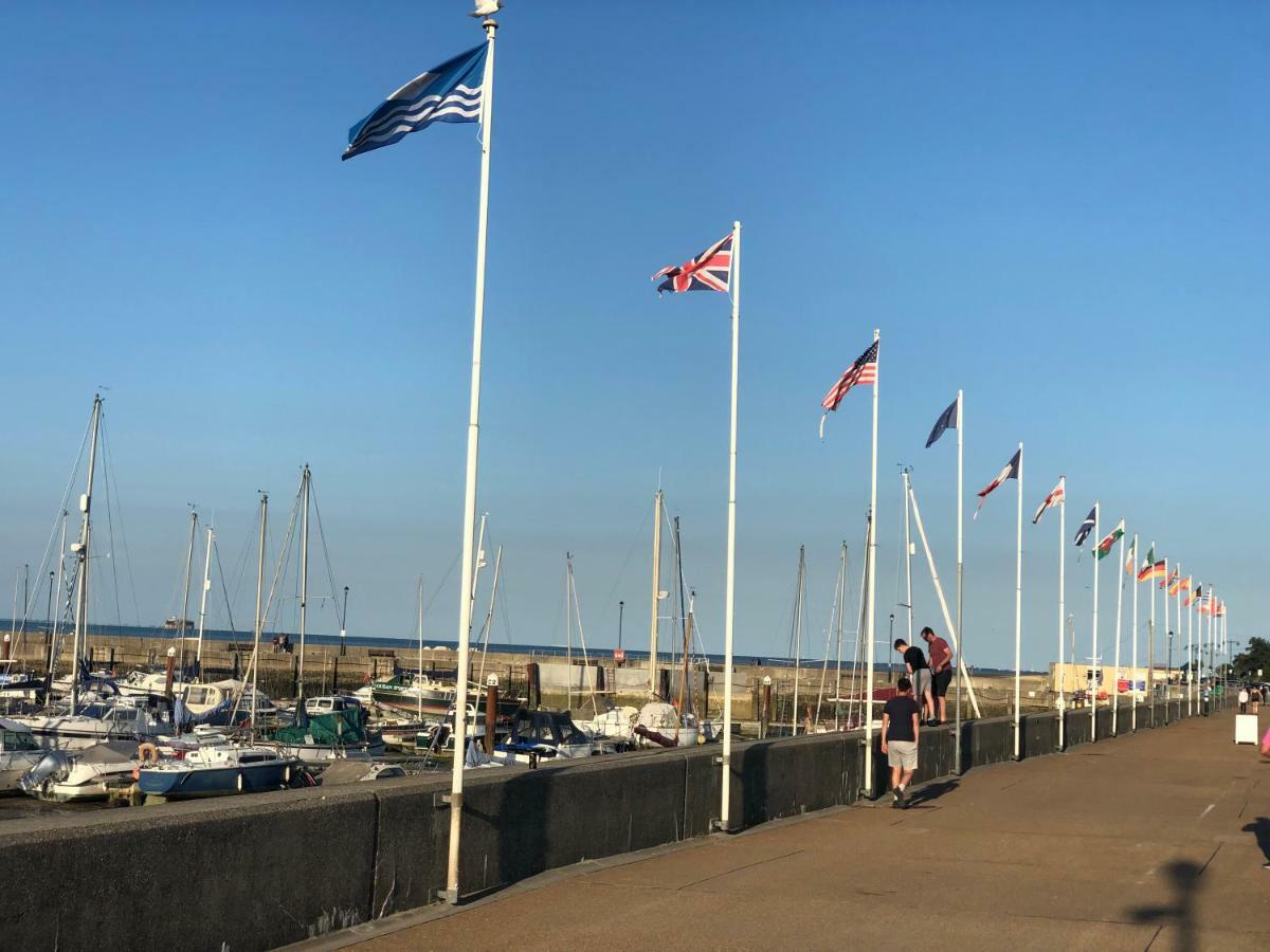 Wight On The Beach, Sleeps 4, Free Off Road Parking, Balcony With Sea Views Ryde  Exterior foto