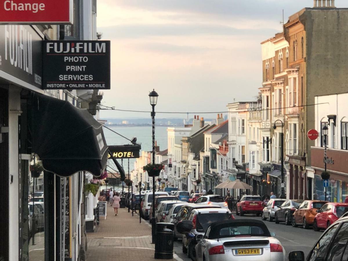 Wight On The Beach, Sleeps 4, Free Off Road Parking, Balcony With Sea Views Ryde  Exterior foto