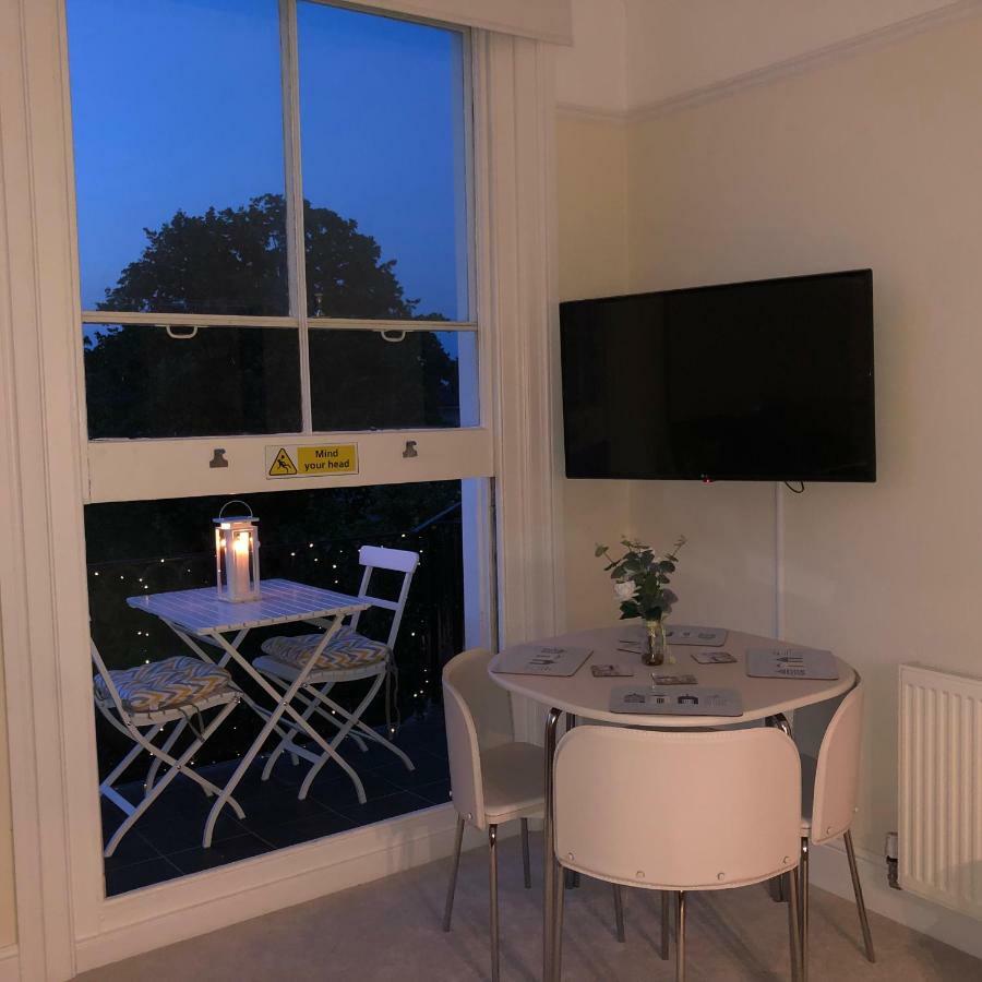 Wight On The Beach, Sleeps 4, Free Off Road Parking, Balcony With Sea Views Ryde  Exterior foto